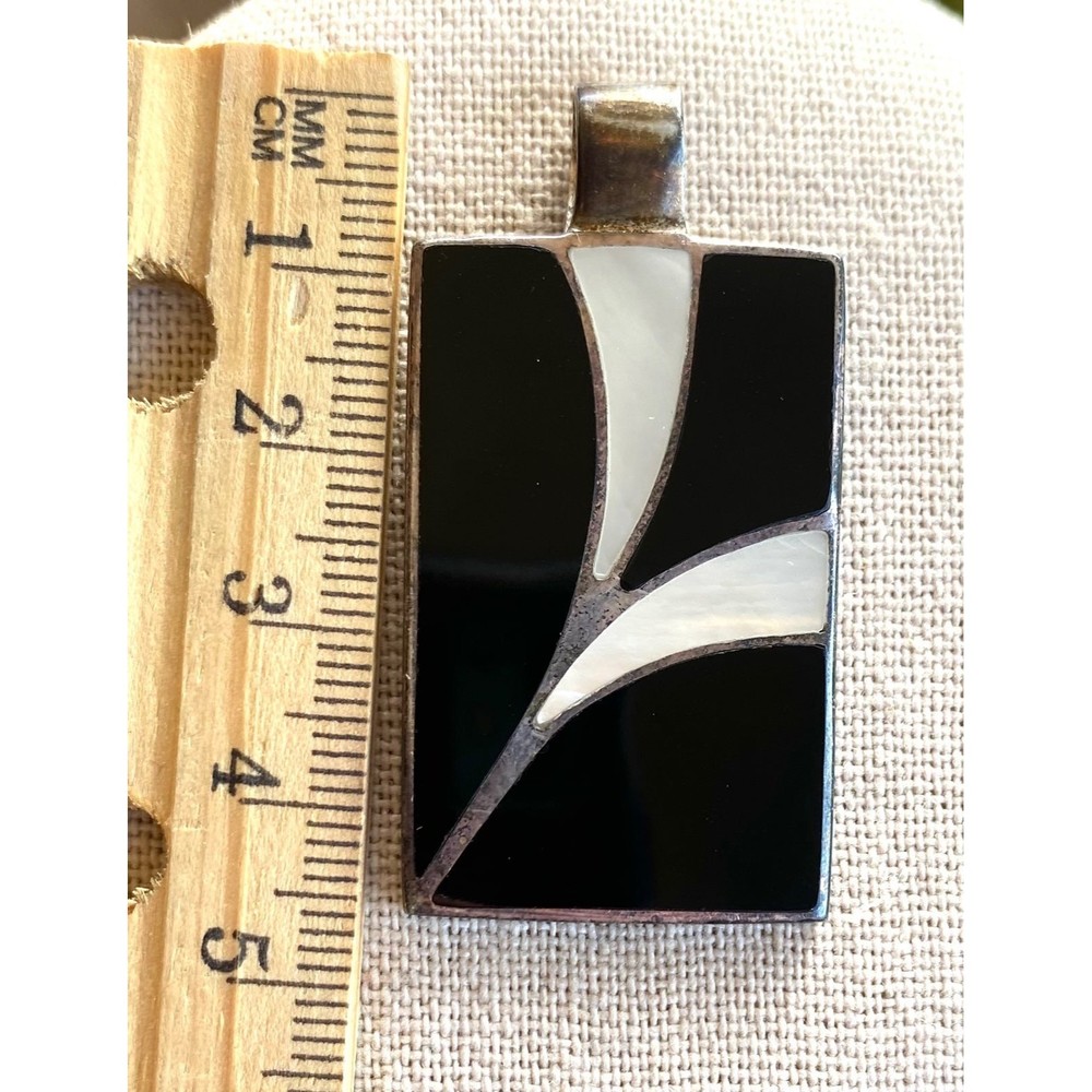 Elegant Black and Silver Pendant Necklace - Picture 4 of 6